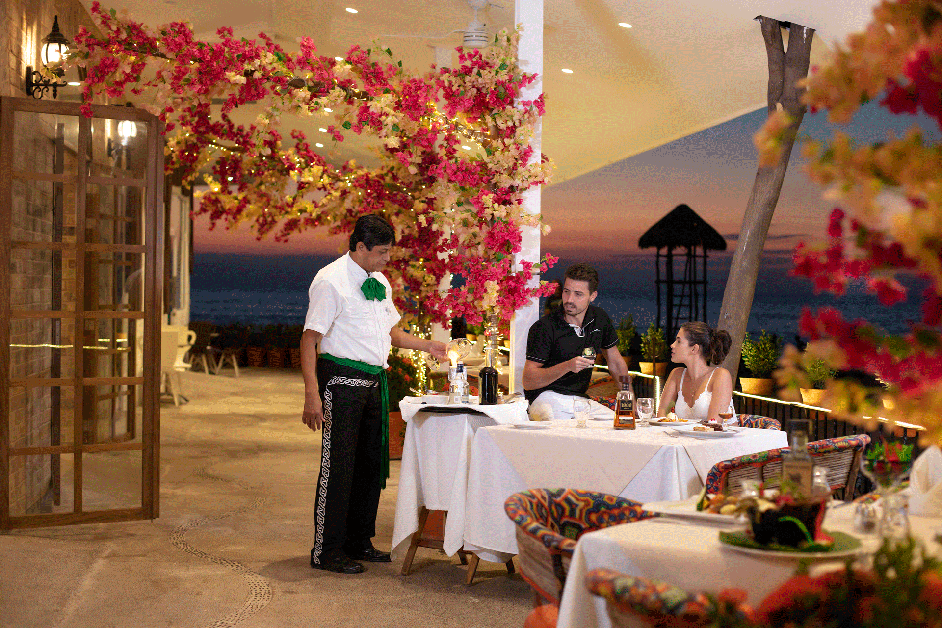 mesero y pareja cenando en restaurante mi pueblito puerto vallarta