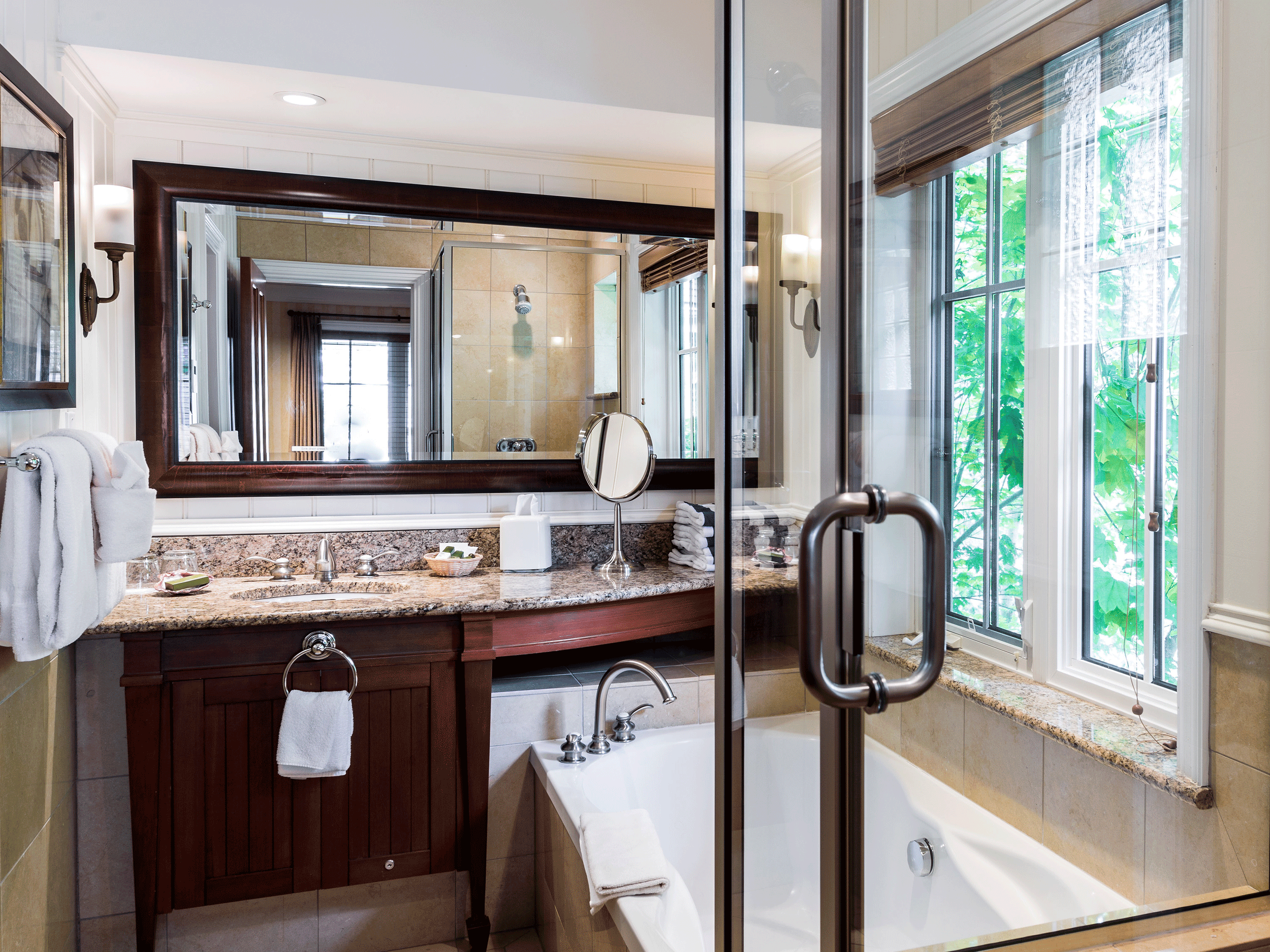 bathroom with tub, sink and mirror