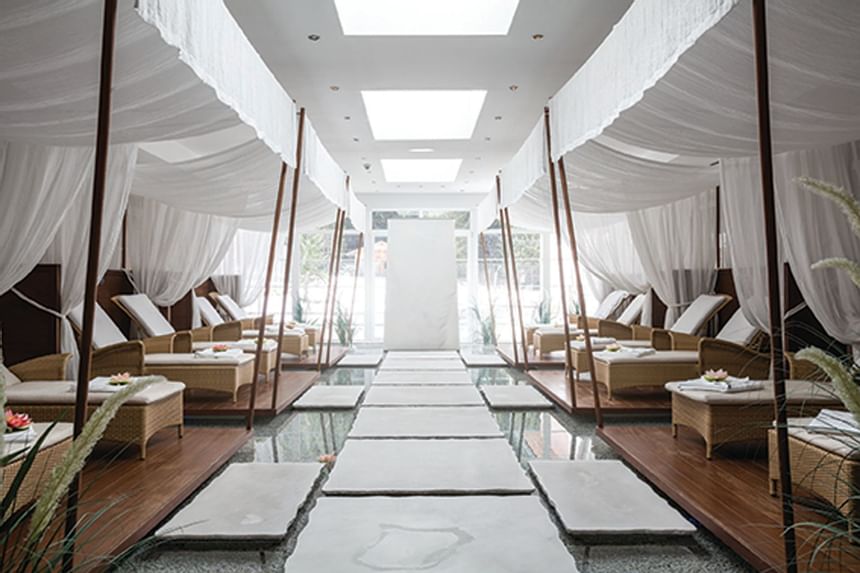 A spa filled with two white chaise lounges in the Liebes Rot Flu