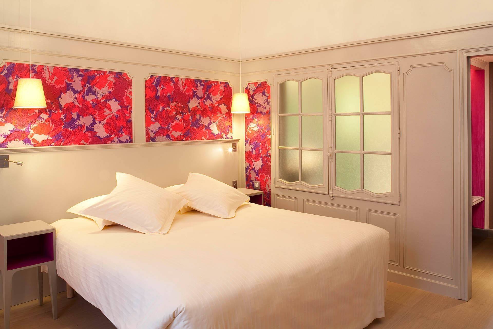 Lit confortable dans la Chambre Exécutive à l'Oceania L'Univers Tours