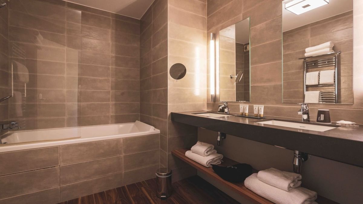 Salle de bains de nos chambres Junior Suite Privilège et Deluxe.