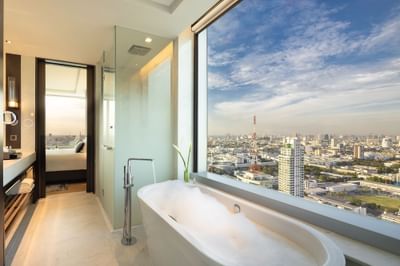 Bathtub & bathroom interior with city view in Deluxe room at Eastin Hotels