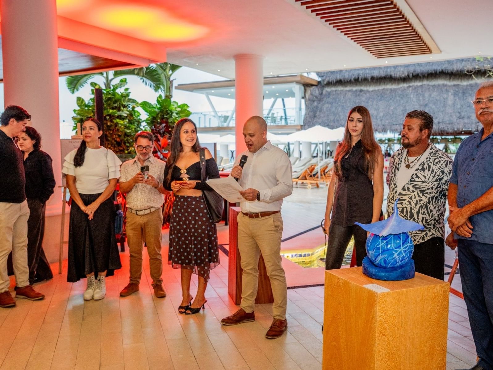 Inauguración de una exposición de arte contemporáneo en Villa Premiere Boutique Hotel & Romantic Getaway frente al mar en Puerto Vallarta.