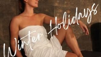 Femme en peignoir avec texte Vacances d'Hiver pour offres spéciales.