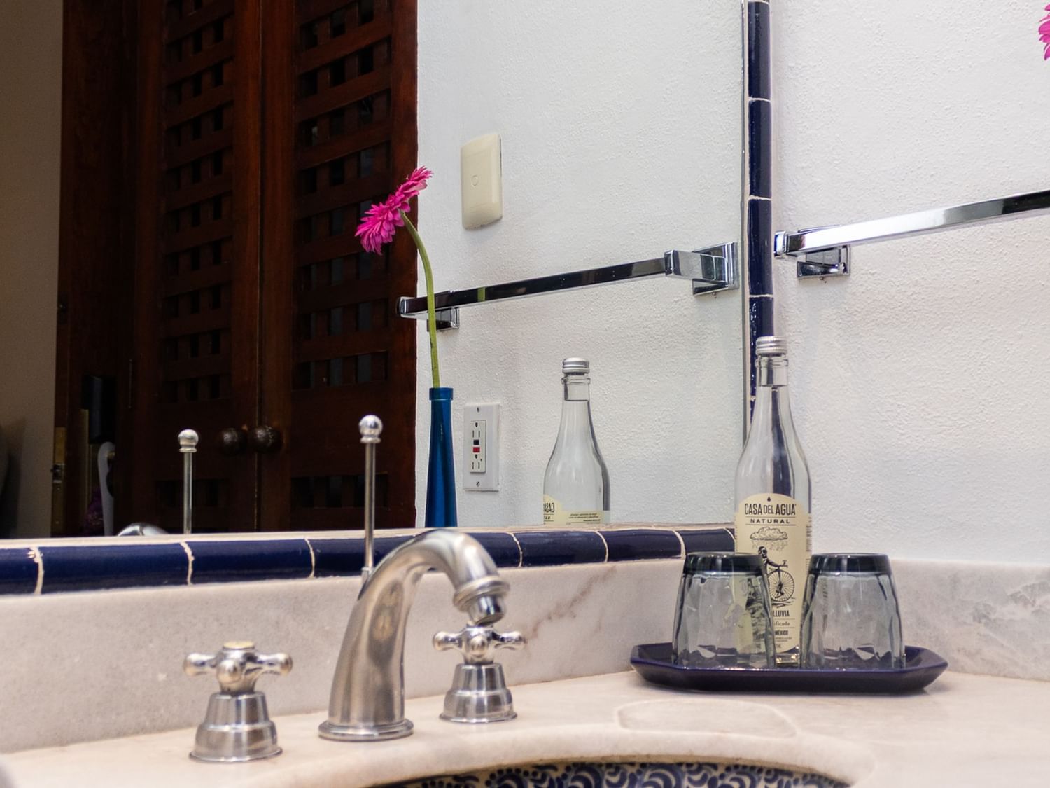 Baño elegante con flores y botellas en la habitación Novicia Queen en Quinta Real Oaxaca, Oaxaca de Juárez