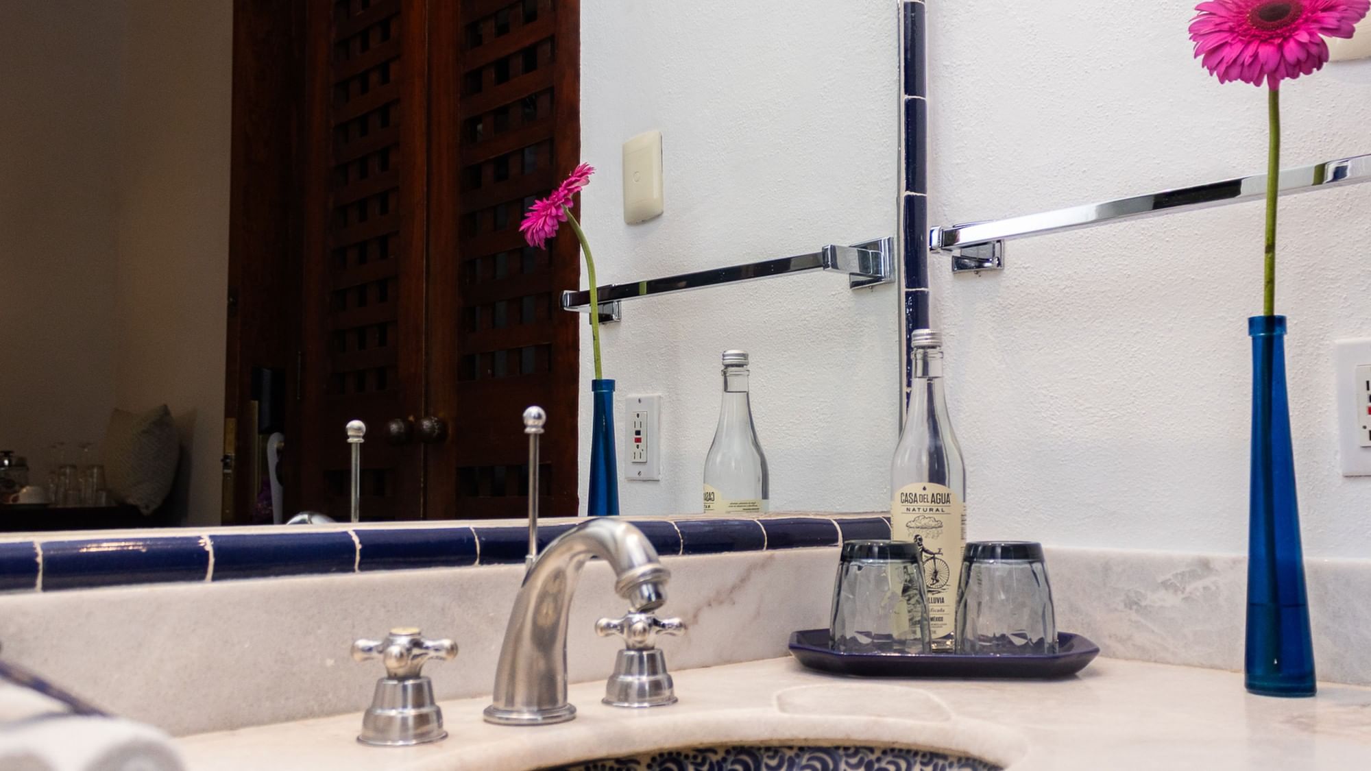 Baño elegante con flores y botellas en la habitación Novicia Queen en Quinta Real Oaxaca, Oaxaca de Juárez