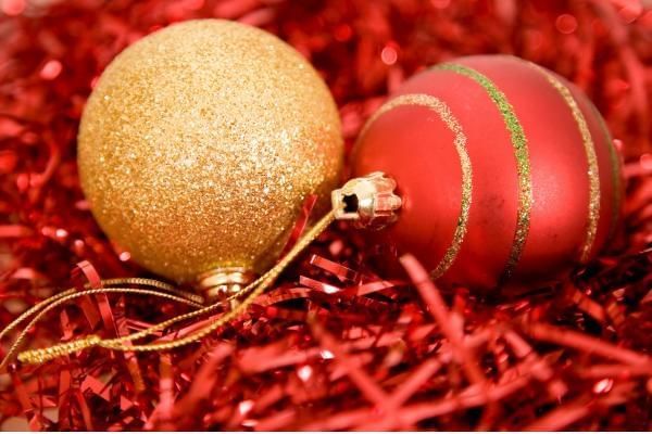 Red and gold decorations which are traditional Christmas colours