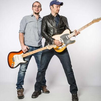 Two performers holding a guitar in genießBAR at Falkensteiner Hotel Schladming