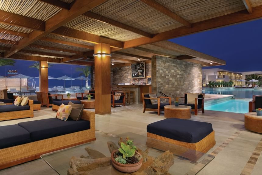 área de piscina y sala de estar en The Legend Resort en la Bahía de Paracas