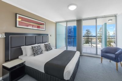 King bed & ancient in an Apartment at Nesuto Hotels