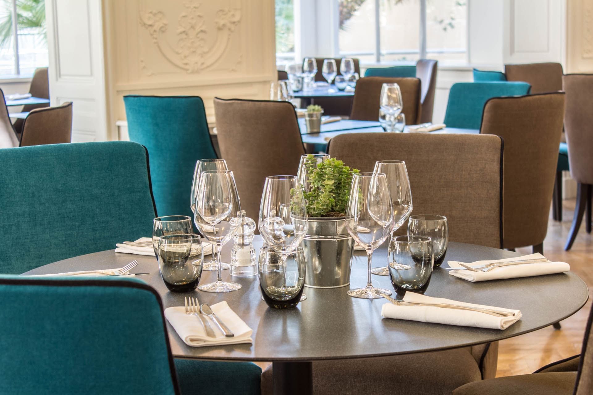 Table à manger dressée à l'Oceania Le Métropole Montpellier