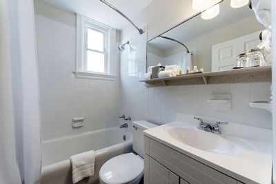 Bathtub & vanity in a guest room at Artmore Hotel