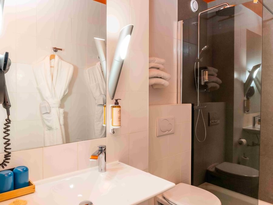 Salle de bains de la chambre supérieure à l'Hôtel de la Paix à Brest.