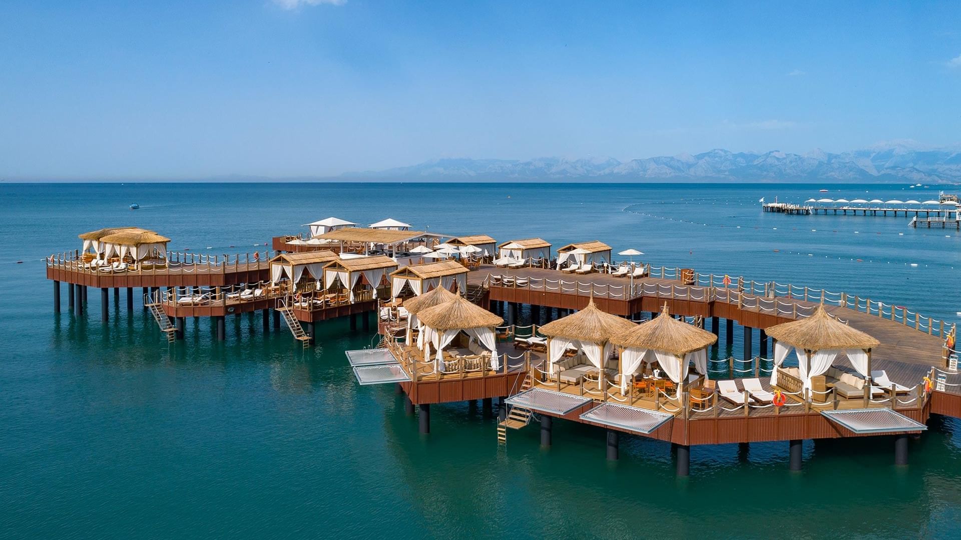 Scorpion Bar — роскошный опыт отдыха в кабанах над морем в отеле Titanic Mardan Palace.