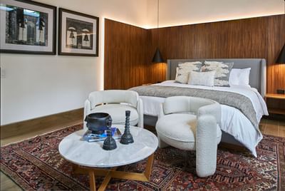 Luxurious bedroom with a high vaulted ceiling and a wooden headboard at Singular Signature Residences