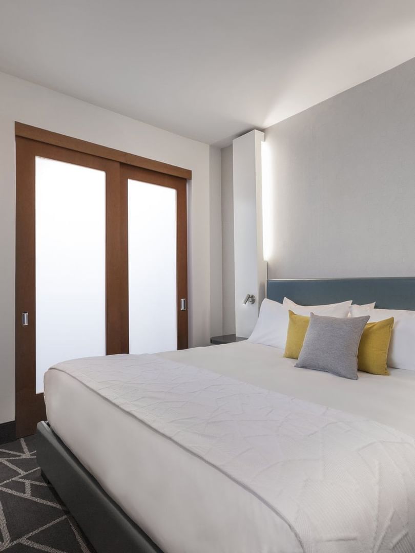 Suite Junior avec lit king size et moquette au Warwick Le Crystal