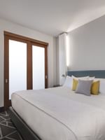 Suite Junior avec lit king size et moquette au Warwick Le Crystal