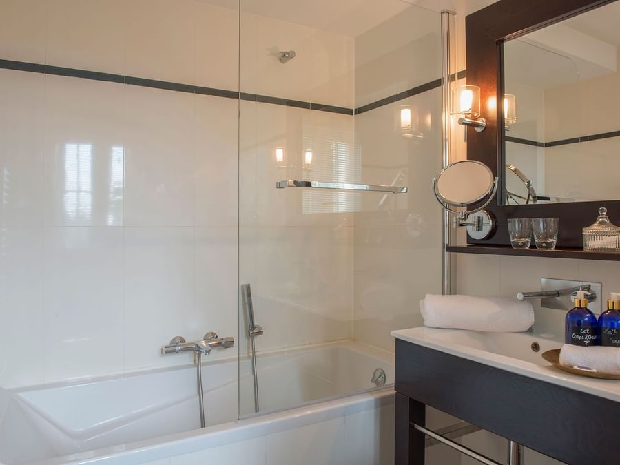 Bathroom bathtub & vanity area in a room at Domaine de Bellevue