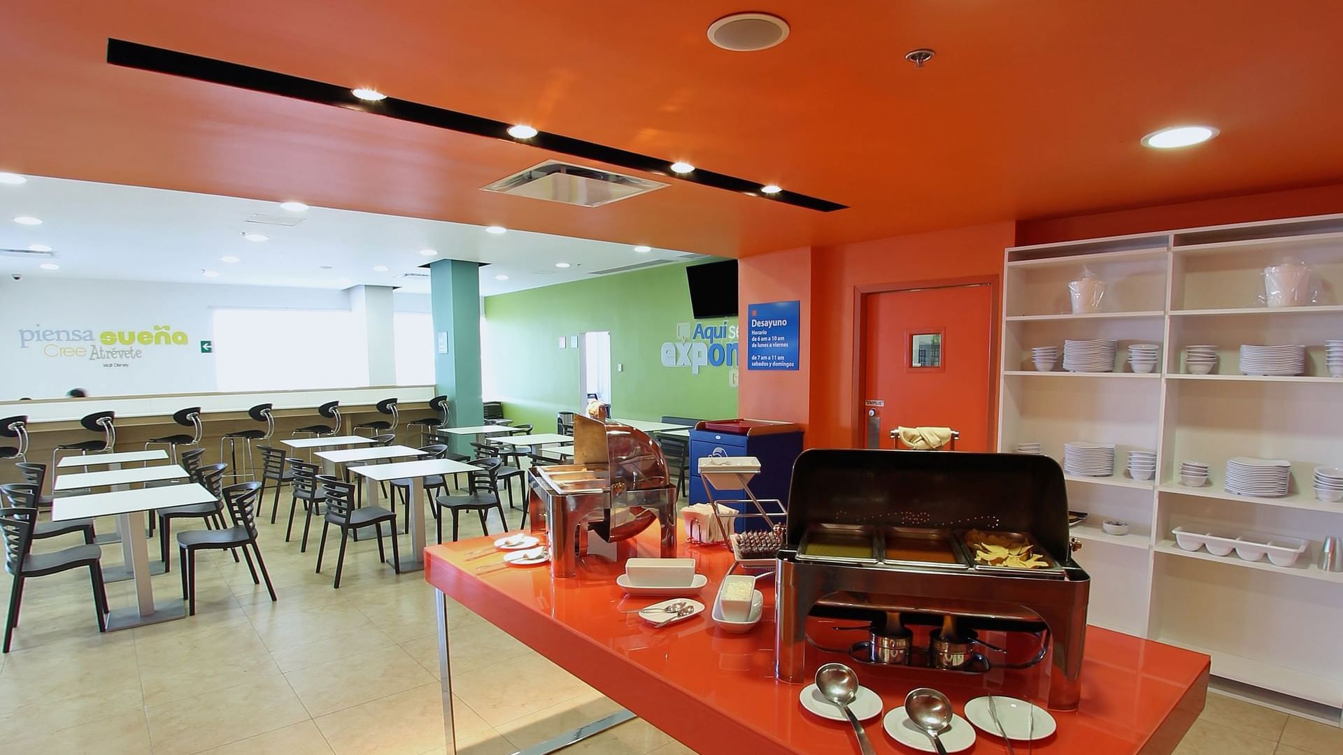 Dining area with buffet table at One Querétaro Centro Sur