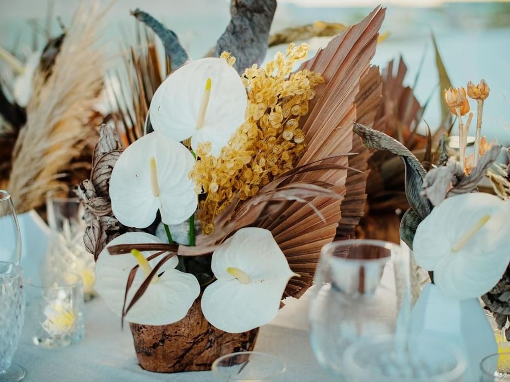 Adornos florales en una mesa de bodas en Grand Fiesta Americana
