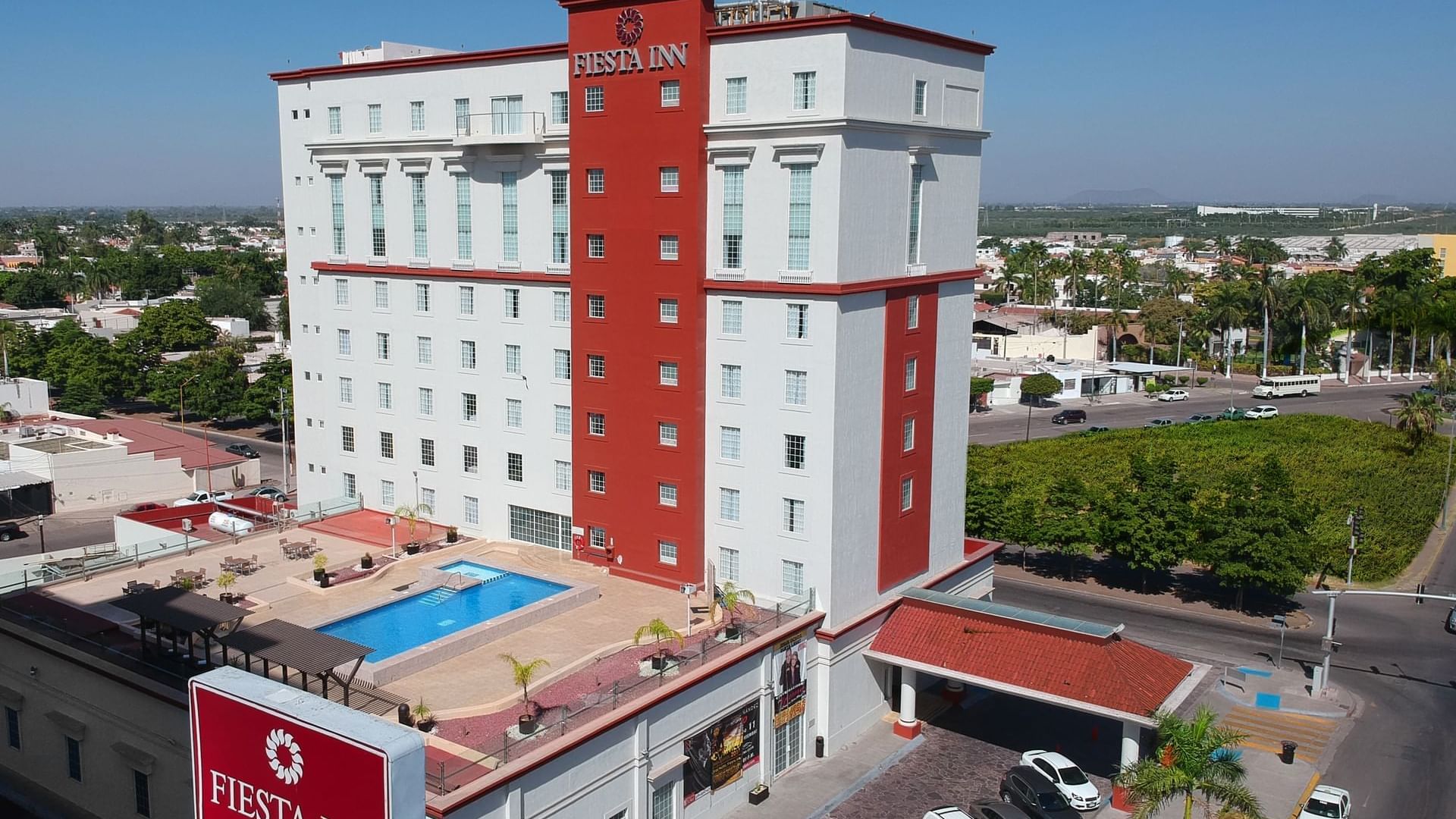 Two cozy double beds with a TV and a work desk at Fiesta Inn Suites Aeropuerto del Bajio