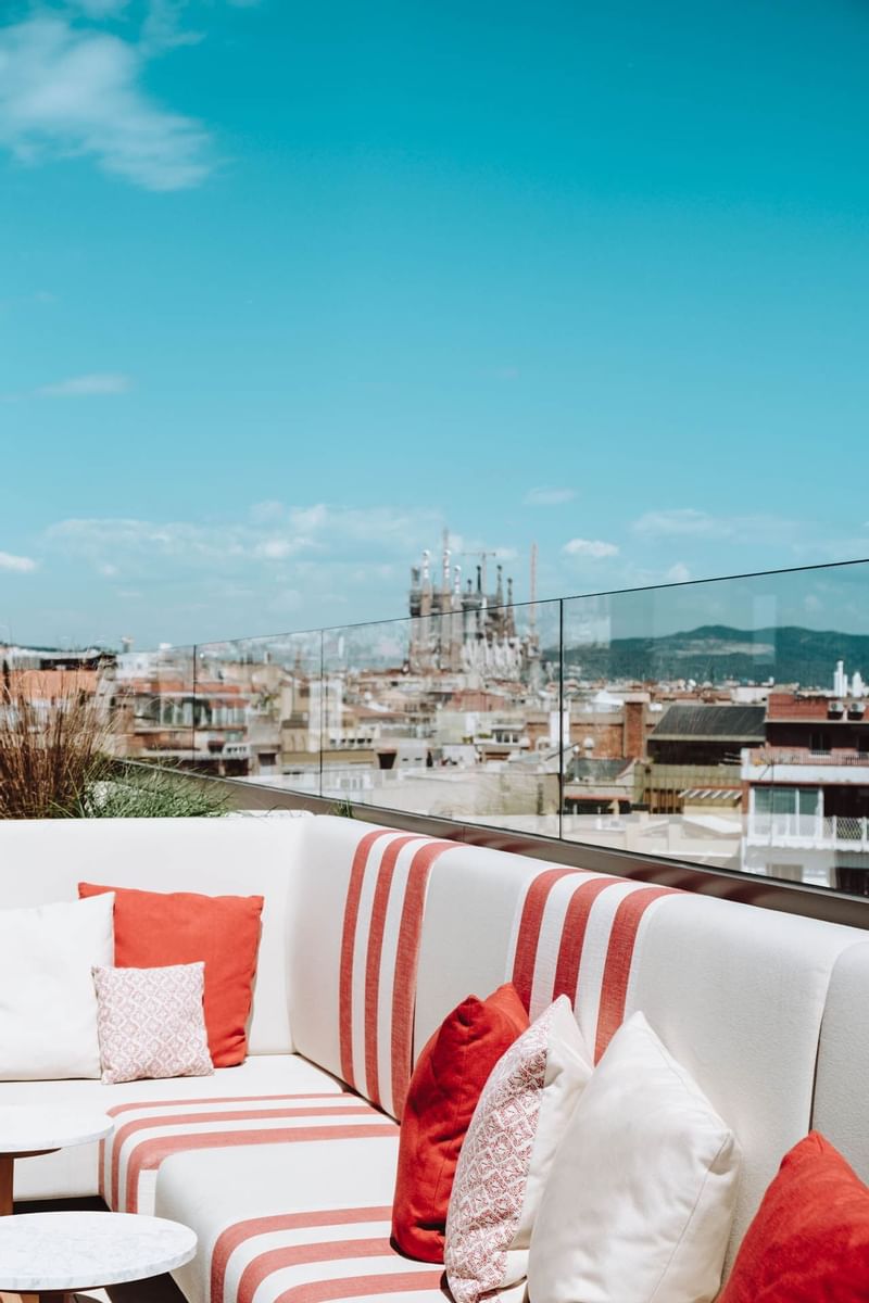 Sofás en la azotea en Almanac Barcelona