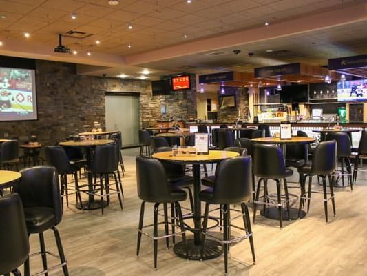 Well-arranged Sidelines Lounge at Stoney Nakoda Resort & Casino