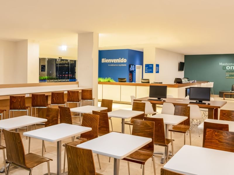 Interior del comedor de una sala de desayunos de One Hotels