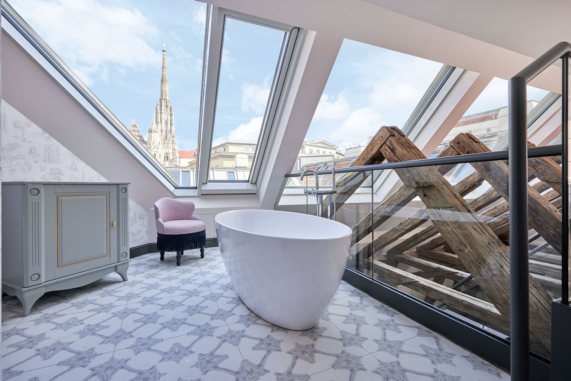 Freistehende Badewanne im Dachgeschoss einer Suite im THE LEO GRAND in Wien.