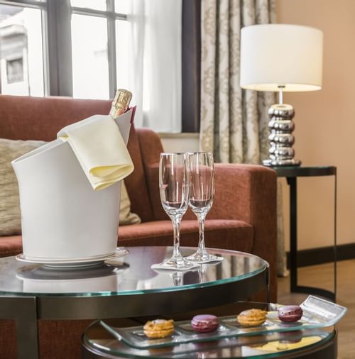 Coupes de champagne sur la table dans une chambre à l’hôtel Warw