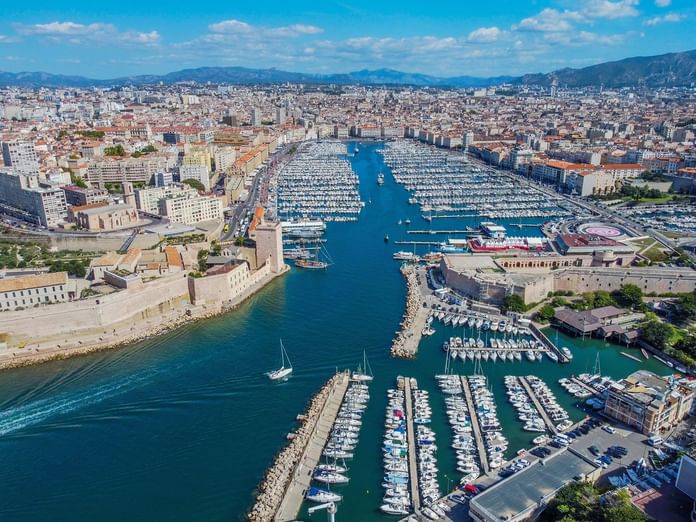 Vue aérienne du Vieux-Port de Marseille près des Hôtels Oceania
