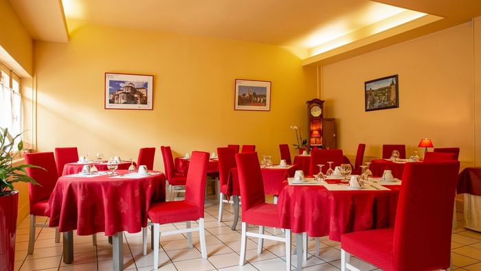 Restaurant with red furniture at Hotel Clos Sainte Marie