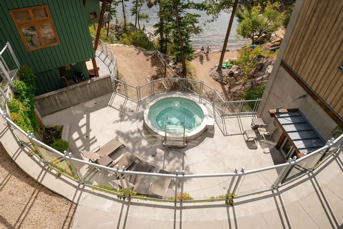 Quarry Bay hot tub at Outback Lakeside Vacation Homes