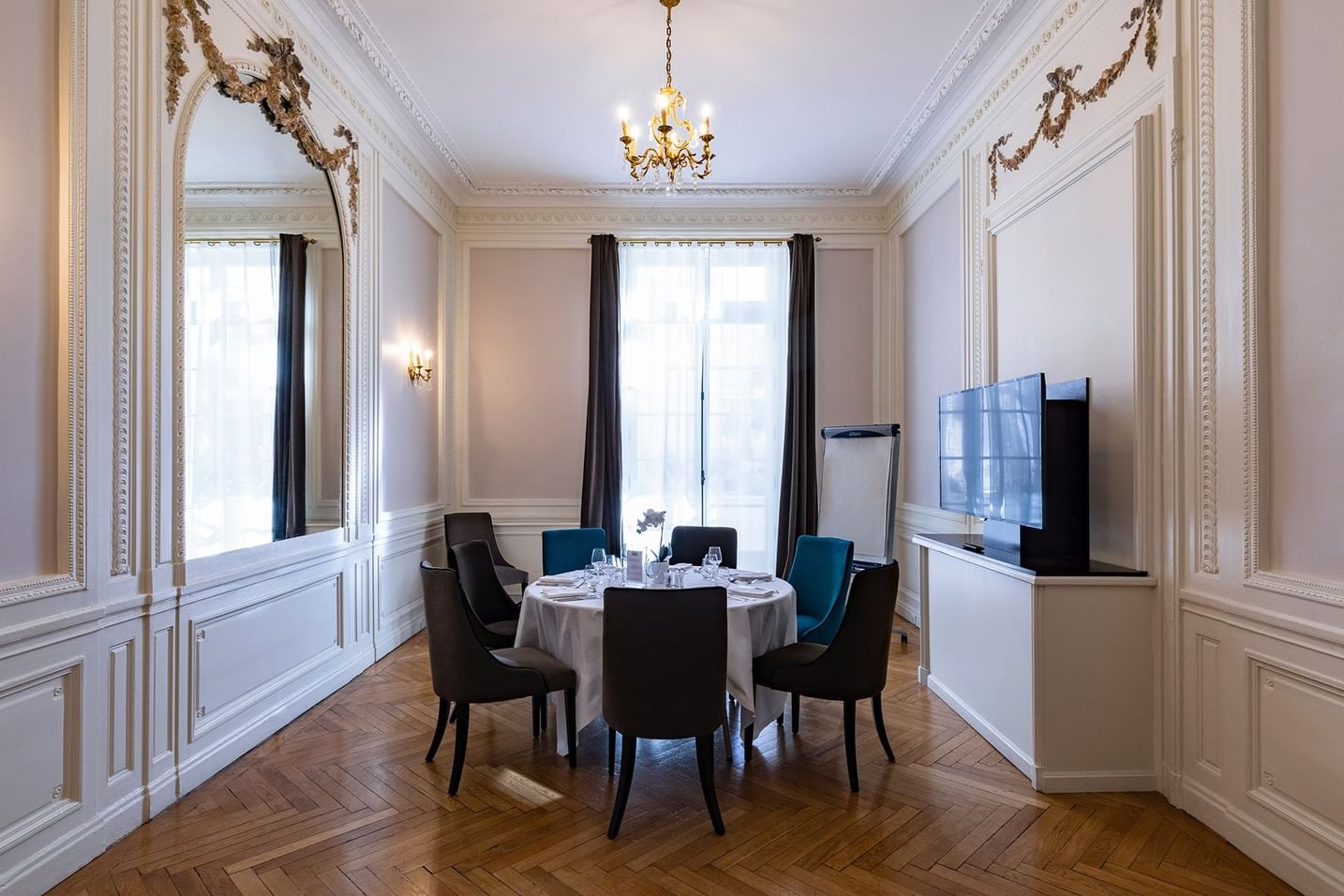 Round Meeting table at Oceania Le Métropole Montpellier