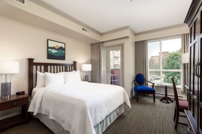 Queen bed in Accessible Room at Manteo Resort Waterfront