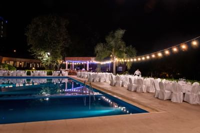 Disposición de la mesa para banquetes al aire libre junto a la piscina en Panoramic Grand