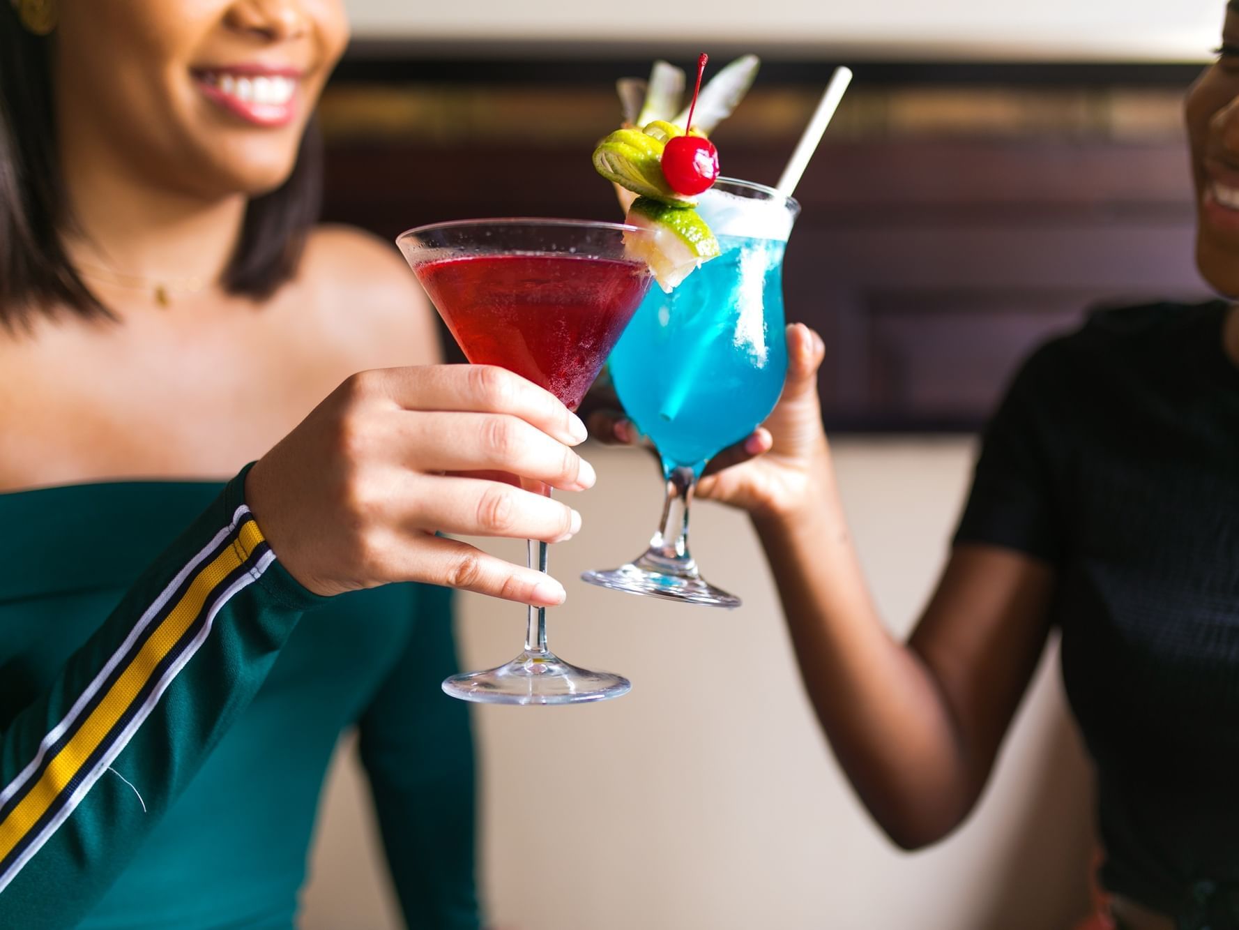 Couple cheersing at Mingles Bar & Lounge near Jamaica Pegasus