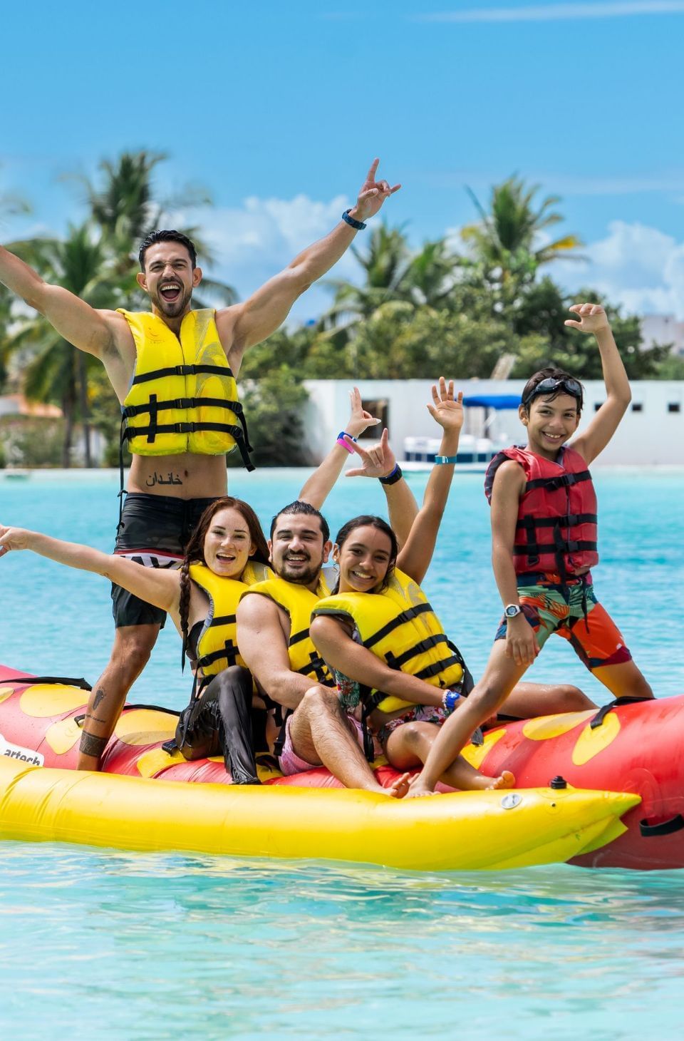 Familia en banana en playa de Playa Blanca Resort