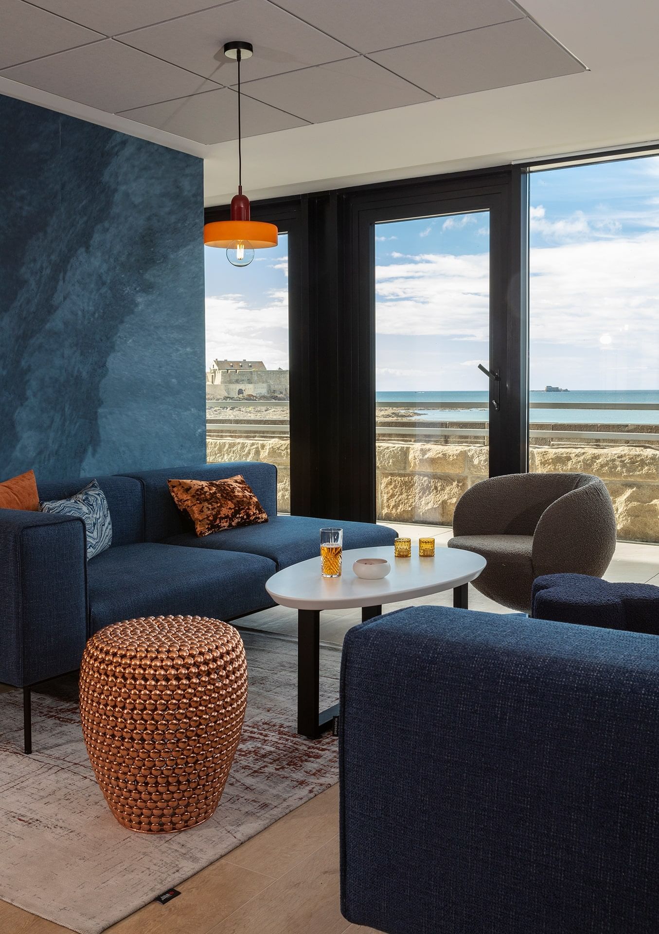 Espace salon avec vue sur la mer à l'Oceania Saint-Malo