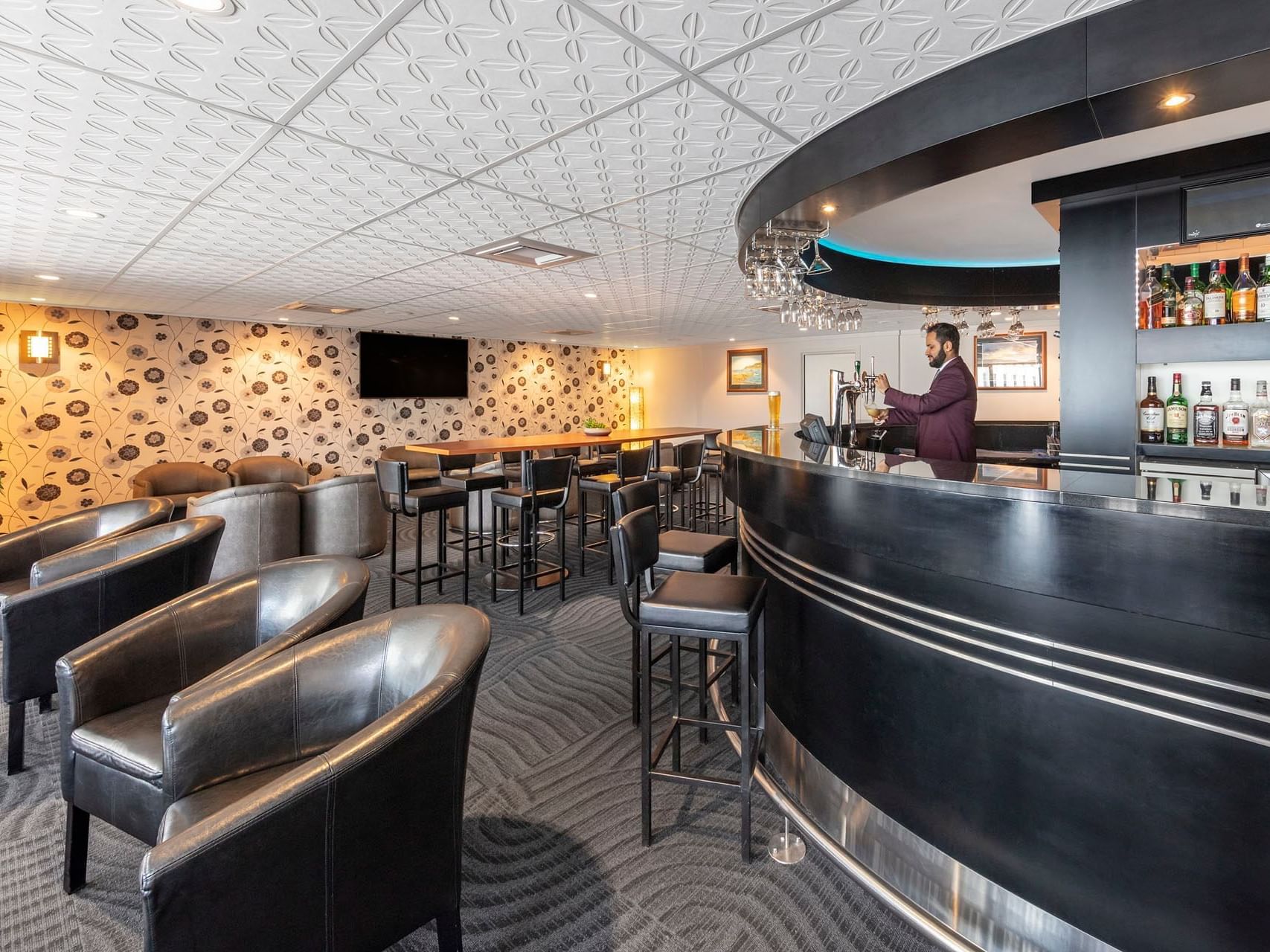 Counter & lounge area in Whitby's Restaurant & Bar at James Cook Hotel
