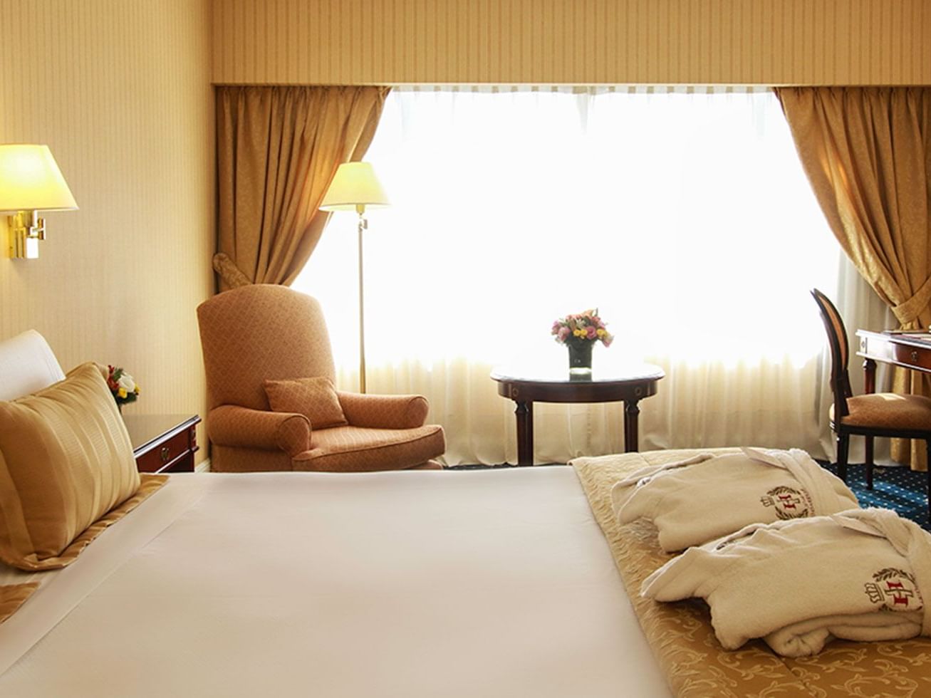 Deluxe room with a cozy bed in Hotel Emperador Buenos