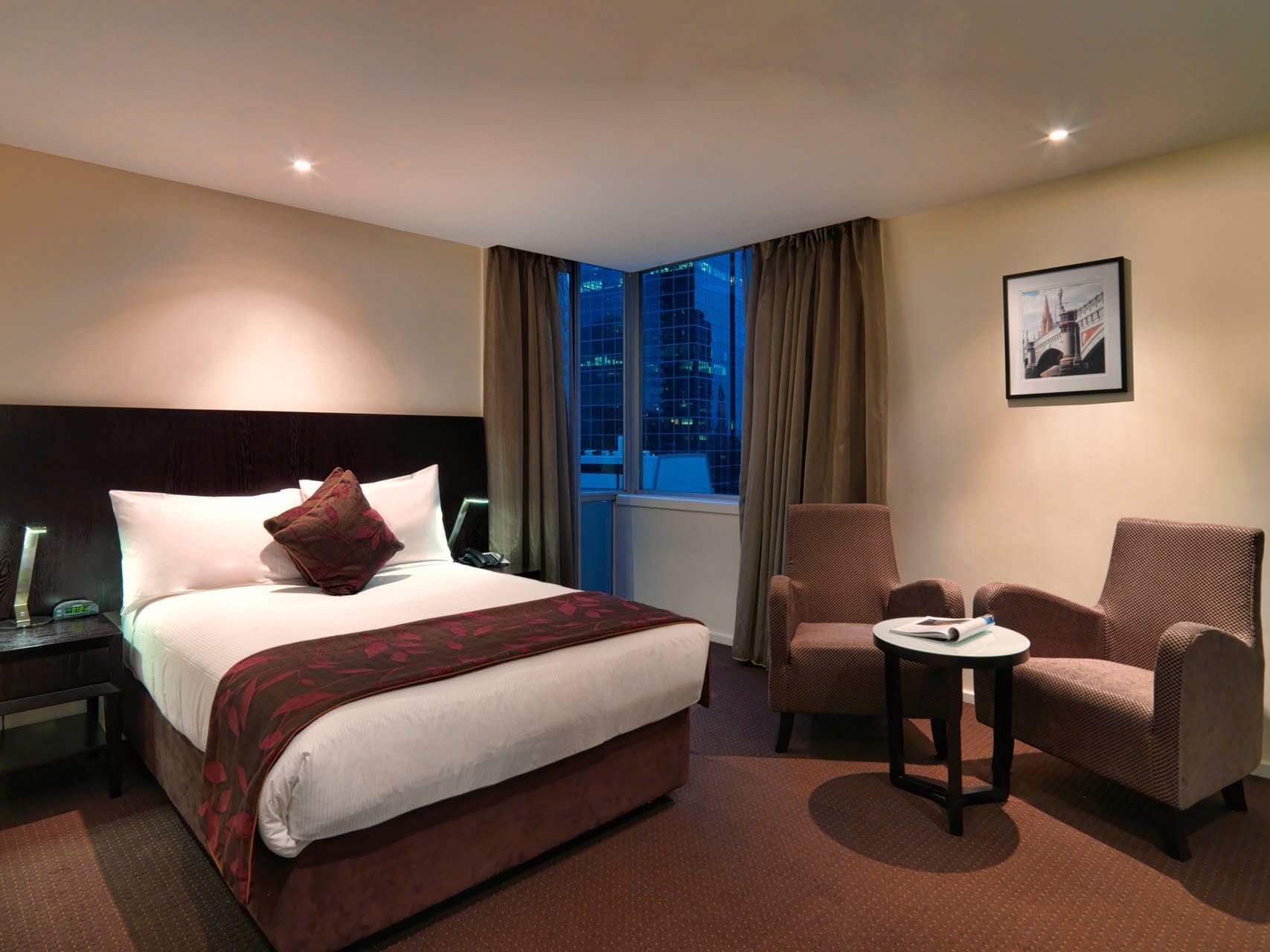 Interior view of Classic King room, Grand Chancellor Melbourne