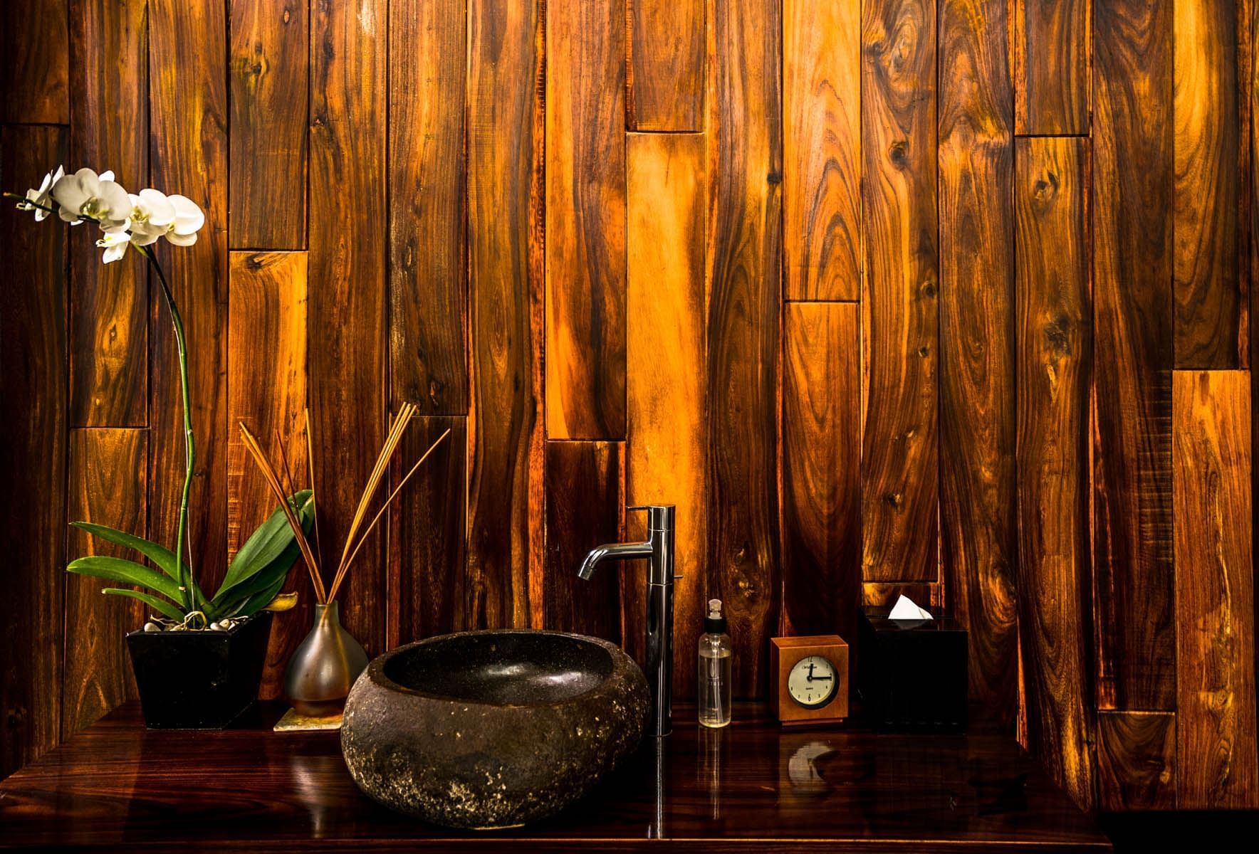 Kamar mandi dengan tema alami di Peppers Seminyak.