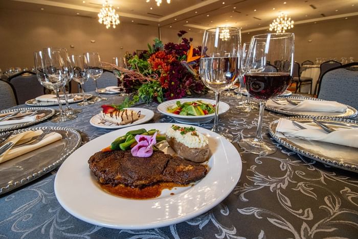Steak with wine glasses served at Hotel Mirra, one of the hotel with meeting rooms in San Luis Sonora for events