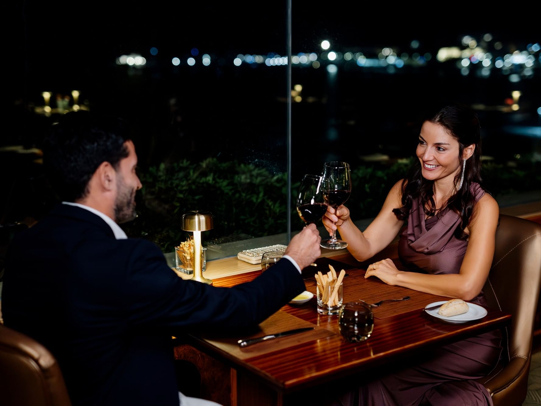 Un couple savoure un dîner romantique avec vue sur la baie de Cascais grâce à la formule Saint-Valentin.