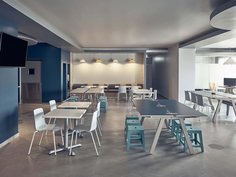 Interior de un comedor en una sala de desayunos en One Hotels