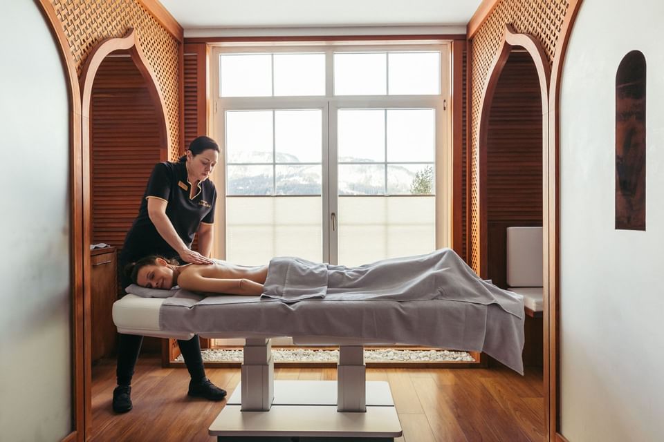 A woman is enjoying the Orjola spa massage service in the Liebes