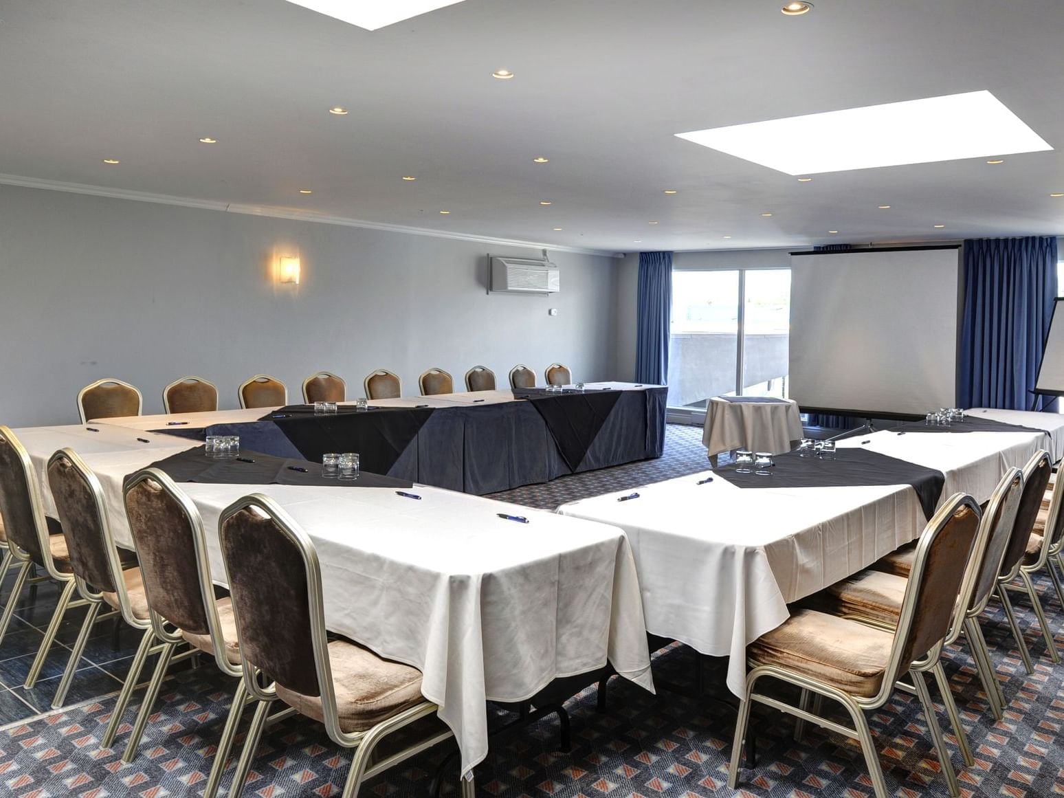 U-shaped table set-up in Laurier at Travelodge Hotel & Convention Center Québec City