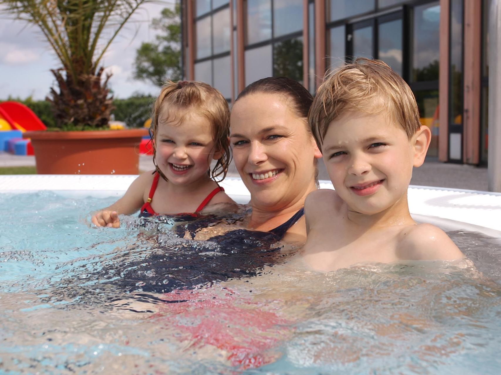 family at the pool of Precise Resort Rügen
