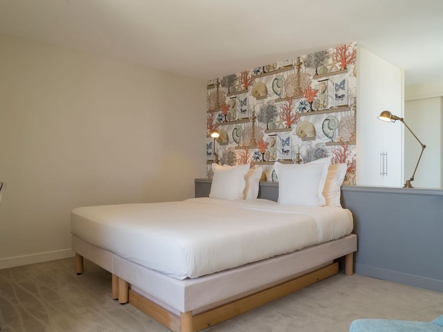 Queen bed in a Double Comfort Room at Hotel de la Mer
